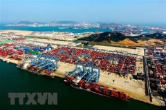 Hàng hóa được xếp tại cảng ở Thanh Đảo, tỉnh Sơn Đông, Trung Quốc. (Ảnh: THX/TTXVN)