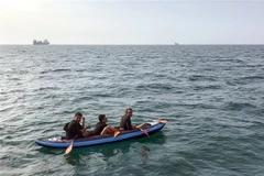 Người di cư trong hành trình vượt eo biển Manche từ Pháp tới Anh ở ngoài khơi bờ biển Calais, Pháp ngày 4/8/2018. (Ảnh: AFP/TTXVN)