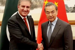 Bộ trưởng Ngoại giao Pakistan Shah Mahmood Qureshi và Bộ trưởng Ngoại giao Trung Quốc Vương Nghị. (Nguồn: Dawn)