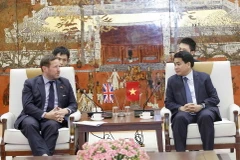 Chủ tịch Ủy ban Nhân dân thành phố Hà Nội Nguyễn Đức Chung có buổi tiếp và làm việc với Đặc phái viên về thương mại của Thủ tướng Anh Edward Vaizey. (Ảnh: Văn Điệp/TTXVN)