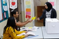 Cử tri bỏ phiếu tại một điểm bầu cử địa phương ở Shuafat ngày 30/10. (Ảnh: AFP/TTXVN)