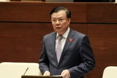 Bộ trưởng Bộ Tài chính Đinh Tiến Dũng giải trình ý kiến của đại biểu Quốc hội nêu. (Ảnh: Văn Điệp/TTXVN)