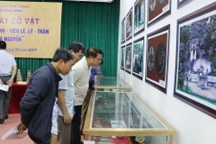 Khách tham quan gian trưng bày. (Ảnh: Ninh Đức Phương/TTXVN)