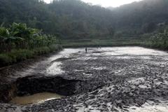 Hố sụt lún tại ao của gia đình bà Bàn Thị Thục, thôn Bản Tàn. (Ảnh: Đức Hiếu/TTXVN)