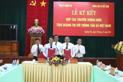 Ủy viên Trung ương Đảng, Tổng Giám đốc TTXVN Nguyễn Đức Lợi (phía trước, bên trái) và Ủy viên Trung ương Đảng, Bí thư Tỉnh ủy, Chủ tịch Hội đồng Nhân dân tỉnh Quảng Trị Nguyễn Văn Hùng (phía trước, bên phải) tại lễ ký. (Ảnh: Nguyên Lý/TTXVN)