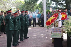 Đại biểu thắp hương tưởng niệm trước anh linh các liệt sỹ. (Ảnh: Dư Toán/TTXVN)