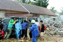 Lực lượng cứu hộ khắc phục hậu quả do sóng thần gây ra tại Carita, Banten, Indonesia. (Ảnh: Đỗ Quyên/TTXVN)