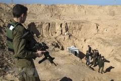 Binh sỹ Israel gác bên ngoài lối vào đường hầm nối Palestine với Israel tại khu vực Kissufim bên phía Israel ngày 18/1. (Nguồn: AFP/TTXVN)