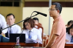 Bị cáo Kim Thanh Thủy, Trưởng phòng Core, Công ty trách nhiệm hữu hạn dịch vụ phát triển đầu tư Nam Việt trả lời trước tòa. (Ảnh: Trung Kiên/TTXVN)