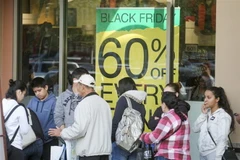 Khách hàng mua sắm trong dịp Black Friday tại Los Angeles, Mỹ ngày 23/11/2018. (Ảnh: THX/TTXVN)