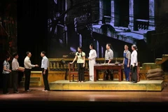 Một cảnh trong vở kịch 'Ngôi nhà trong thành phố' của tác giả Xuân Tình biểu diễn tại Liên hoan. (Ảnh: Thành Đạt/TTXVN)