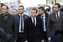 Tổng thống Pháp Emmanuel Macron (giữa, phía trước) và các quan chức Chính phủ thị sát một tuyến phố ở thủ đô Paris, nơi nổ ra các cuộc biểu tình bạo loạn của lực lượng 'Áo vàng' nhằm phản đối tăng giá nhiên liệu, ngày 2/12/2018. (Ảnh: AFP/TTXVN)