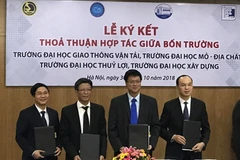 Đại diện các trường tại lễ ký thỏa thuận. (Nguồn: Vietnam+)