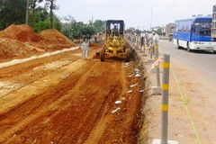 Bộ trưởng GTVT xử lý các đơn vị thảm nhựa đường dưới mưa 