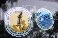 Tem kiểm định và tem nộp phí sử dụng được dán lên xe. (Ảnh: Việt Hùng/Vietnam+)