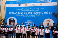Trao tặng gần 2.000 mũ bảo hiểm cho học sinh tiểu học 