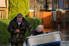 Thủ tướng Anh hủy công du Trung Đông để lo chống lũ