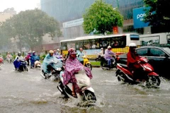 Mưa lớn kéo dài suốt đêm, người Hà Nội lội nước đi làm