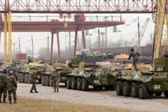 Đoàn xe bọc thép Ukraine di chuyển về hướng Crimea