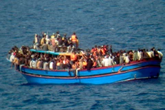 Đắm tàu chở dân di cư ngoài khơi Libya, hàng trăm người thiệt mạng