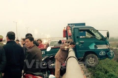 [Video] Vụ xe tải húc người lái xe máy bay qua lan can cầu Thanh Trì