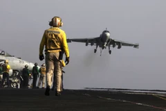 Máy bay Mỹ lần đầu tiên oanh tạc trại huấn luyện IS ở Iraq