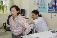 Khám bệnh cho người dân tại Trạm y tế . (Ảnh: TTXVN/Vietnam+)