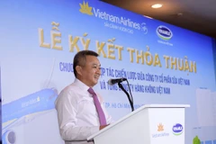 Lãnh đạo hai đơn vị thực hiện nghi thức ký kết thỏa thuận hợp tác chiến lược. (Ảnh: Lý Võ Phú Hưng)