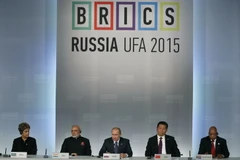  Tổng thống nước chủ nhà Vladimir Putin (giữa) và các nhà lãnh đạo BRICS tại hội nghị. (Ảnh: AFP/TTXVN)