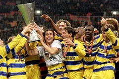 Chiếc cúp UEFA mà Parma giành được năm 1999 sẽ bị đem bán đấu giá. (Ảnh: AP)
