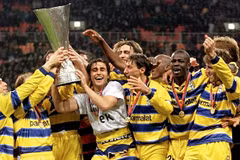 Chiếc cúp UEFA mà Parma giành được năm 1999 sẽ bị đem bán đấu giá. (Ảnh: AP)