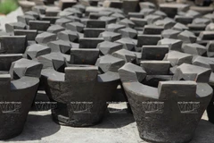 Lò đất được phơi ngoài nắng tốt trước khi đưa vào lò nung.