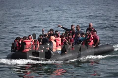 Người di cư tới bờ biển đảo Lesbos sau khi vượt biển Aegean từ Thổ Nhĩ Kỳ ngày 3/9. (Nguồn: AFP/TTXVN)