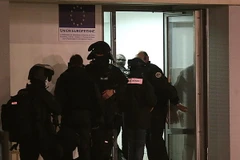 Pháp vây bắt 2 nghi phạm tấn công tòa soạn báo Charlie Hebdo