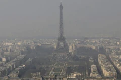Paris ô nhiễm nghiêm trọng, không nhìn thấy rõ tháp Eiffel