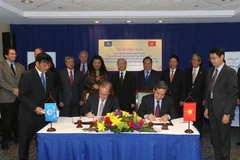 Tổng Bí thư Nguyễn Phú Trọng chứng kiến Lễ ký‎ các văn bản hợp tác giữa Ngân hàng Nhà nước Việt Nam và Ngân hàng Thế giới (WB). (Ảnh: Trí Dũng/TTXVN)