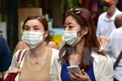 Người dân đeo khẩu trang phòng tránh MERS tại thủ đô Seoul. (Nguồn: AFP/TTXVN)