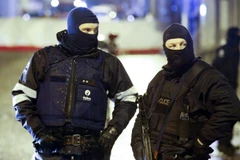 Cảnh sát Bỉ trong một cuộc truy quét các thành viên IS hoạt động tại quốc gia này. (Ảnh: CNN)