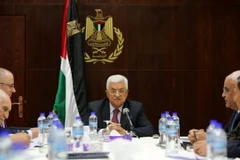 Tổng thống Palestine Mahmud Abbas (giữa) chủ trì cuộc họp với Ủy ban hành pháp Tổ chức Giải phóng Palestine (PLO). (Nguồn: AFP/TTXVN)