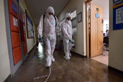 Nhân viên y tế Hàn Quốc phun thuốc khử trùng nhằm ngăn ngừa sự lây lan của MERS tại thủ đô Seoul ngày 12/6. (Ảnh: Yonhap/TTXVN)