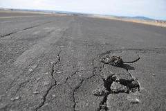 Đường băng sân bay quốc tế Cát Bi-Hải Phòng rạn nứt do nắng nóng