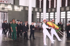 Đoàn Ban Bí thư Trung ương Đảng do Tổng Bí thư Nguyễn Phú Trọng dẫn đầu viếng Nhà báo Nguyễn Hữu Thọ. (Ảnh: Thống Nhất/TTXVN)