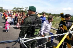 Binh sỹ gác tại cửa khẩu biên giới Venezuela-Colombia ở San Antonio de Tachira ngày 25/8. (AFP/TTXVN)