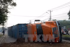 Xe container mất lái lao xuống hố sau khi va chạm với xe khách