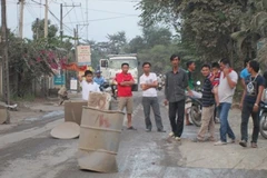 Đồng Nai: Người dân tiếp tục chặn xe tải vào mỏ đá Tân Cang