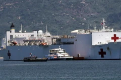 Tàu Bệnh viện USNS Mercy neo đậu tại vịnh cảng Tiên Sa. (Ảnh: Lê Lâm/TTXVN) 