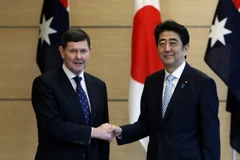 Thủ tướng Nhật Bản Shinzo Abe (phải) đã có cuộc gặp với Bộ trưởng Quốc phòng Australia Kevin Andrews (trái) đang trong chuyến thăm Nhật Bản. (Ảnh: AFP/TTXVN)