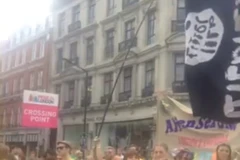 Phóng viên CNN đã nhầm lá cờ đồ chơi tình dục với cờ của IS. (Ảnh: Twitter)