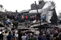 Hiện trường vụ tai nạn máy bay quân sự Hercules C-130. (Ảnh: THX/TTXVN)