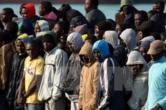 Hàng nghìn người di cư chạy trốn chiến tranh và nghèo đói tại châu Phi và Trung Đông đã bỏ mạng khi cố vượt Địa Trung Hải. (Ảnh: AFP/TTXVN)